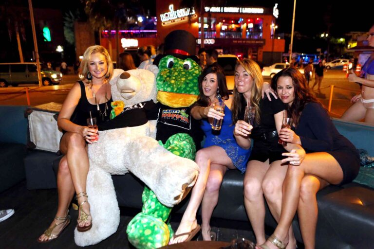 party Hopper Cabo Night tour takes you to the best clubs in Cabo San Lucas Mexico with a VIP access mandala señor frogs la vaquita crush nightspot